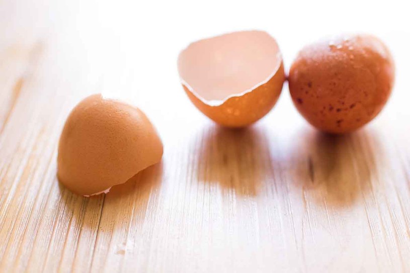 Upierz firanki w pralce ze skorupkami surowych jajek /123RF/PICSEL