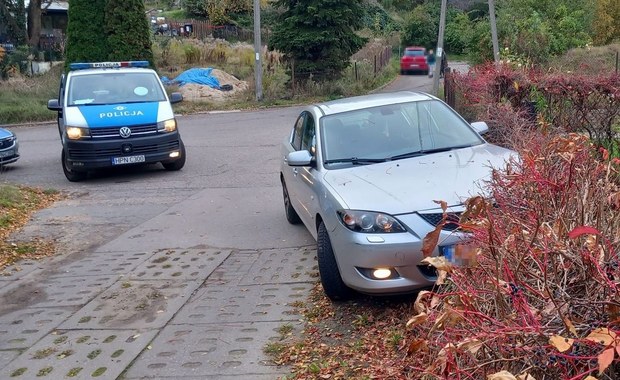 Upił się, wjechał w płot i schował się w krzakach 