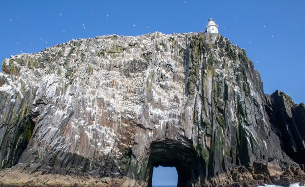 Upiorna wyspa, na której mieszkali tylko najodważniejsi. Odkryj jej mroczne sekrety  