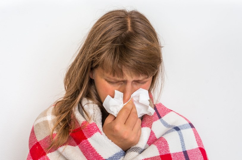 Uporczywy katar jest jednym z objawów alergii na choinkę /123RF/PICSEL