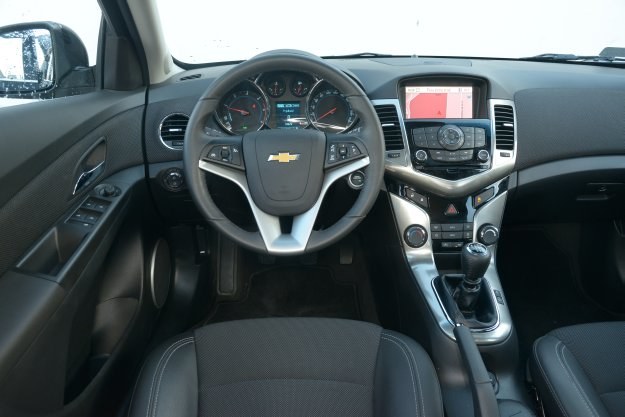 Uporządkowana tablica rozdzielcza Chevroleta (tutaj w najbogatszej wersji LTZ) wykonana jest z przyzwoitych materiałów i wyróżnia się prostą obsługą. /Motor