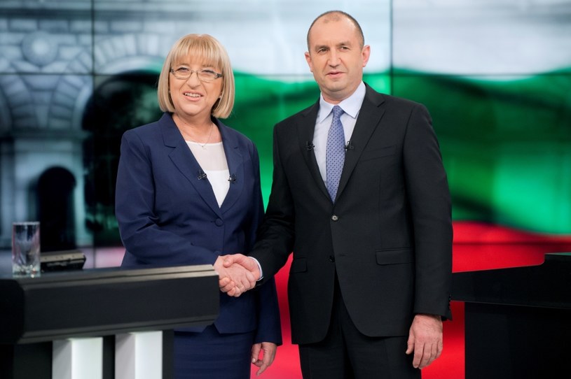 Uprawnieni do głosowania będą wybierać pomiędzy kandydatem lewicy gen. Rumenem Radewem a kandydatką rządzącej partii GERB, szefową parlamentu Cecką Caczewą /AFP