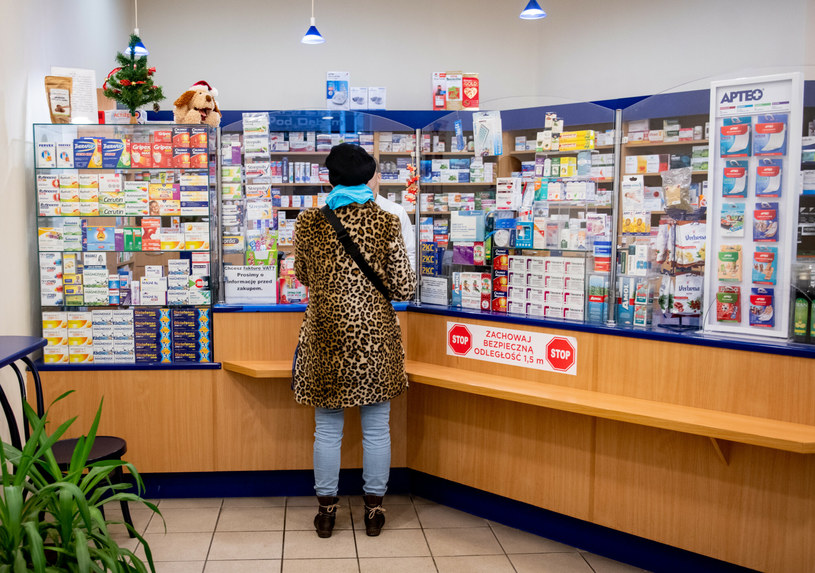 Uprawnienia dodatkowe pozwalają na skorzystanie ze zniżek przy zakupie leków /Lukasz Gdak/East News /East News