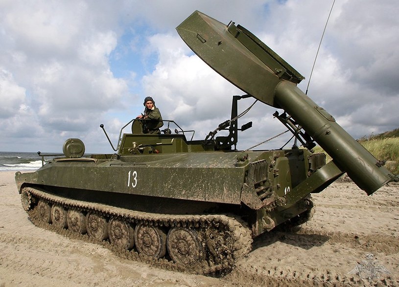 UR-77 Meteroite to wóz, którego projekt sięga lat 70. XX wieku postawiony na transporterze gąsienicowym MT-LB. Wykorzystuje silnik V8 o mocy 300 koni mechanicznych, który pozwala na jazdę z prędkością 60 km\h. To jedna z najbardziej interesujących konstrukcji rosyjskich armii, ale jak to zwykle w rosyjskiej armii bywa, jest nieskuteczna