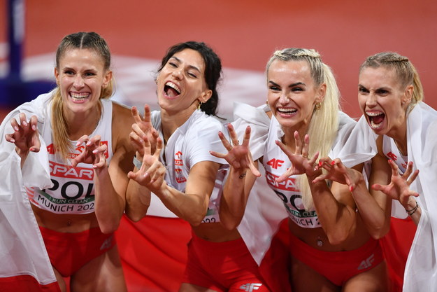 Uradowane Polki po zdobyciu medalu. Od lewej: Natalia Kaczmarek, Anna Kiełbasińska, Justyna Święty-Ersetic i Iga Baumgart-Witan /Adam Warżawa /PAP
