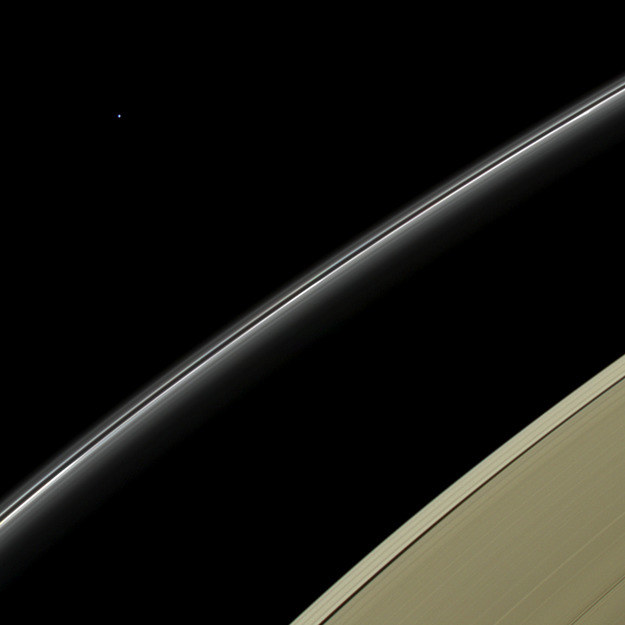 Uran, sfotografowany 11 kwietnia tego roku przez sondę Cassini. /NASA
