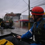 Uratował 300 osób z powodzi… kajakiem