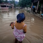 Uratowała trójkę dzieci. W nocy przerzucili je przez mur