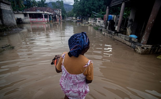 Uratowała trójkę dzieci. W nocy przerzucili je przez mur