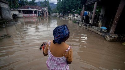 Uratowała trójkę dzieci. W nocy przerzucili je przez mur