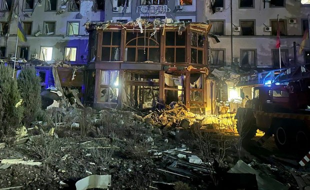 "Uratowaliśmy się z gruzów". Relacja Polaka, który przeżył rosyjski atak