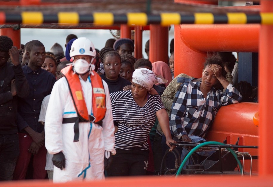 Uratowani przez Hiszpanię migranci w  Motril /MIGUEL PAQUET /PAP/EPA