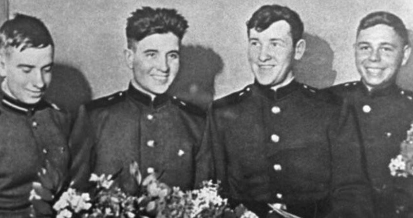 Uratowani żołnierze po powrocie do ZSRR. Do czasu lotu Gagarina byli prawdziwymi bohaterami /domena publiczna