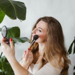 Uratuj makijaż po zbyt mocnym różu w 3 szybkich krokach