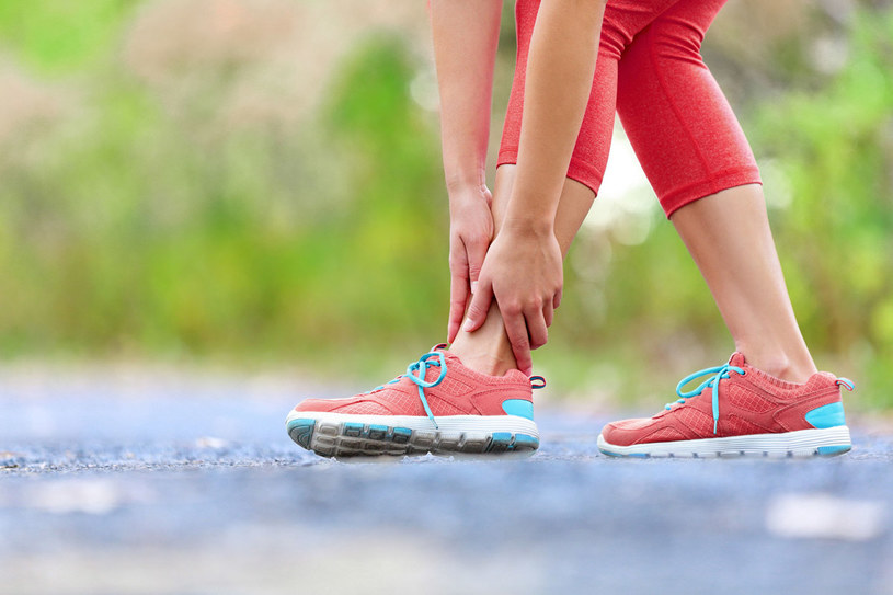 Urazy stóp mogą spowodować wiele powikłań. Nieleczone grożą po latach deformacjami kostnymi i przykurczami utrudniającymi chodzenie. /123RF/PICSEL