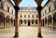 Urbino, pałac książęcy, XV w. /Encyklopedia Internautica