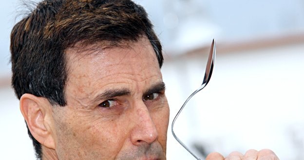 Uri Geller i kolejna ofiara jego paranormalnych umiejętności - wygięta łyżka /AFP