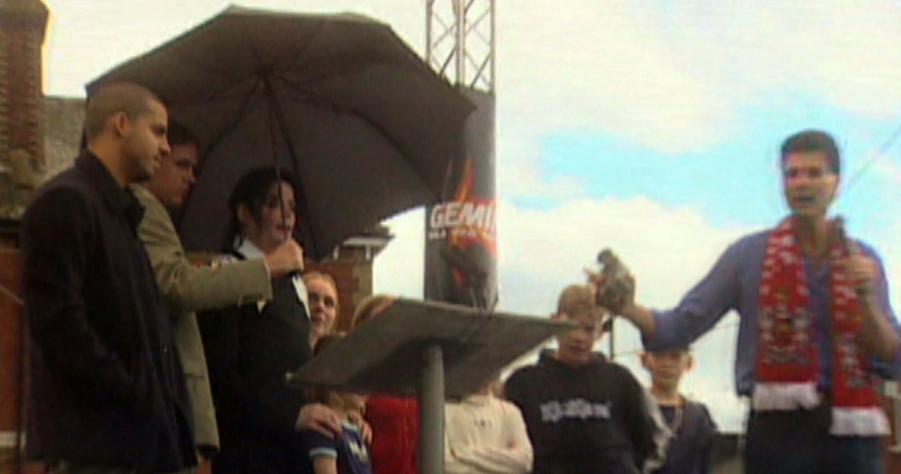 Uri Geller (pierwszy z prawej) na jednej scenie z Michaelem Jacksonem (2002) /East News