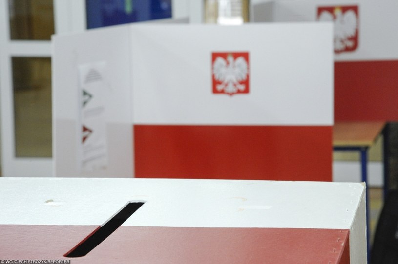 Urna wyborcza w trakcie wrześniowego referendum /Wojciech Stróżyk /Reporter