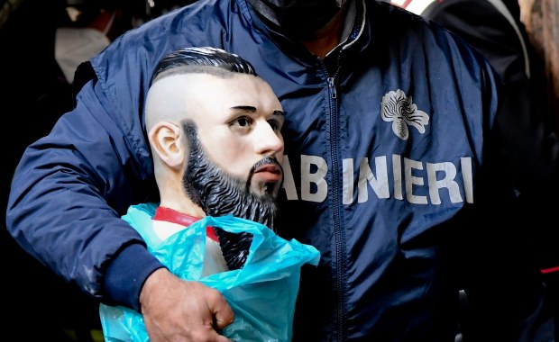 Urna z prochami "baby bossa" obiektem kultu w Neapolu