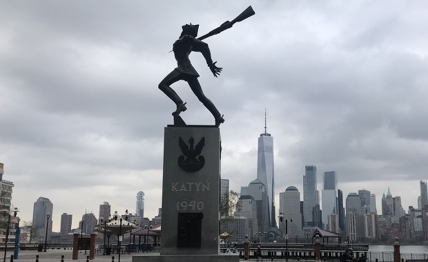 Urna z prochami pomordowanych wstrzyma przenosiny Pomnika Katyńskiego w Jersey City?