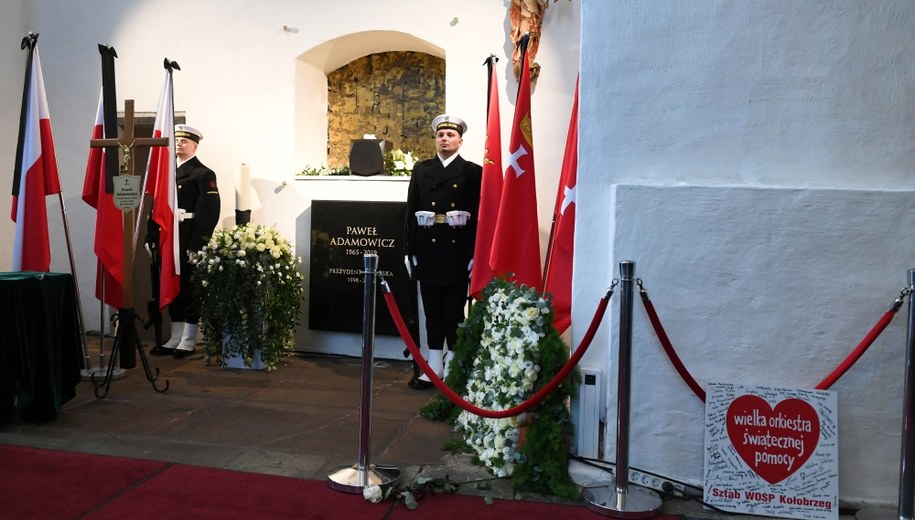 Urna z prochami prezydenta Gdańska Pawła Adamowicza spoczęła w kaplicy świętego Marcina w Bazylice Mariackiej w Gdańsku, po mszy pogrzebowej / 	Adam Warżawa    /PAP