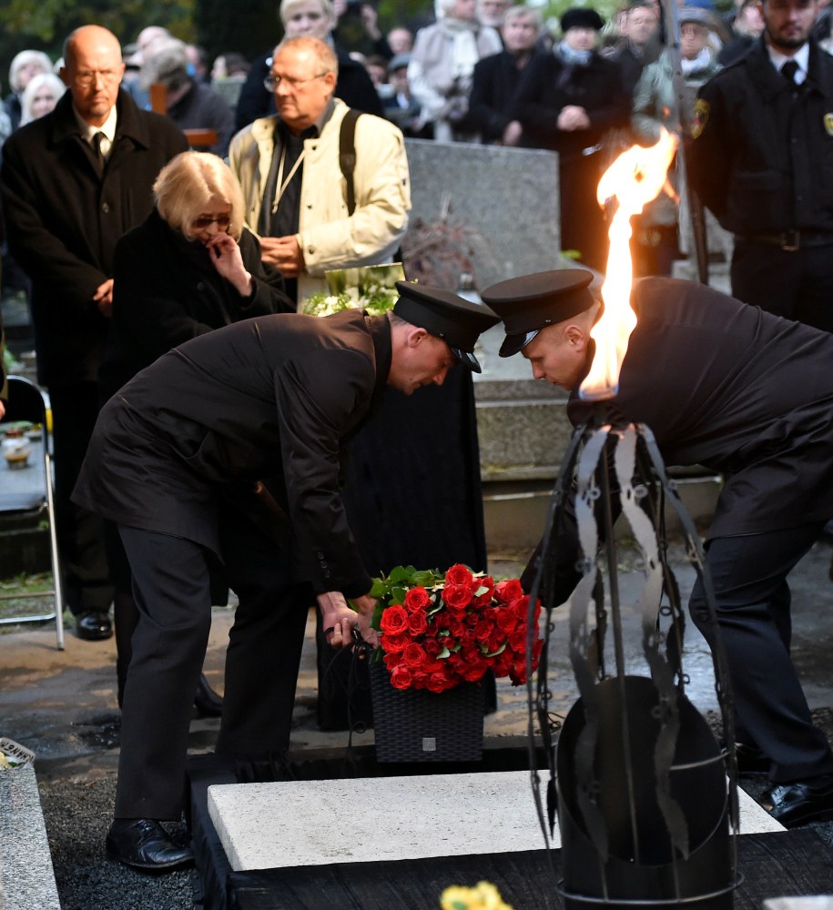 Urna z prochami reżysera została złożona w mogile obok grobu rodzinnego /PAP/Jacek Bednarczyk /PAP