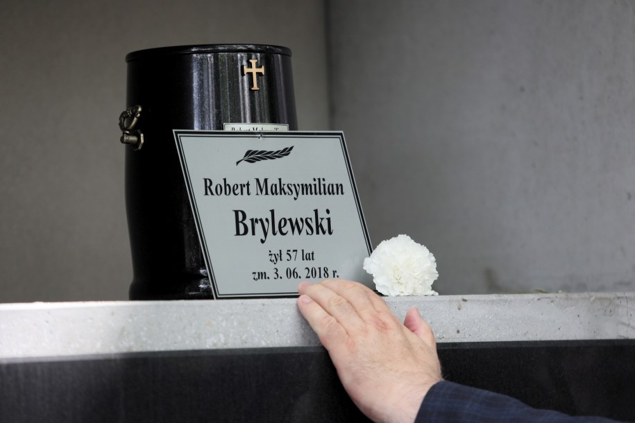 Urna z prochami Roberta Brylewskiego / 	Leszek Szymański    /PAP