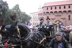 Urna z prochami Sławomira Mrożka przewożona do kościoła