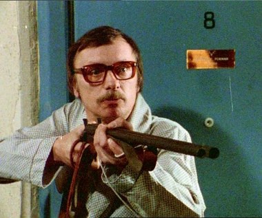 Uroczy Zenobiusz Furman spod ósemki nie miałby pewnie tyle wdzięku, gdyby nie grający go Wojciech Pokora. Sprowadza sobie radiestetę, ma dubeltówkę, z której nigdy nie ustrzelił zwierzyny łownej i psa Teodora. Jest też strasznym gapą. I tak w 2. odc. "światowej sławy docent" (jak tytułuje go Franuś Lewandowski) chce otworzyć drzwi na zewnątrz, podczas gdy owe drzwi otwierają się do wewnątrz. To dlatego wypadają razem z framugą. Sam Pokora często grywał fajtłapy.