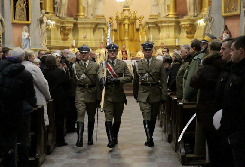 Uroczysta msza w intencji marszałka Józefa Piłsudskiego odprawiona w kościele pw. św. Teresy w Wilnie /Tomasz Waszczuk /PAP
