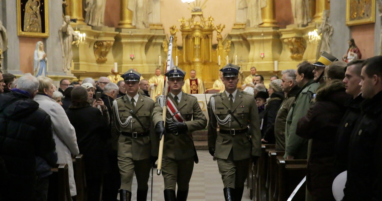 Uroczysta msza w intencji marszałka Józefa Piłsudskiego odprawiona w kościele pw. św. Teresy w Wilnie /Tomasz Waszczuk /PAP