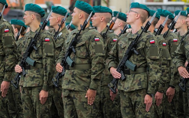 Uroczysta przysięga żołnierzy dobrowolnej zasadniczej służby wojskowej w Gołdapi na zdjęciu z 3 czerwca br. /Tomasz Waszczuk /PAP
