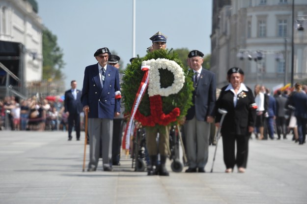 Uroczysta zmiana posterunku honorowego przed Grobem Nieznanego Żołnierza /Marcin Obara /PAP