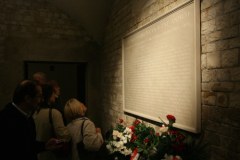 Uroczyste odsłonięcie tablicy w krypcie na Wawelu