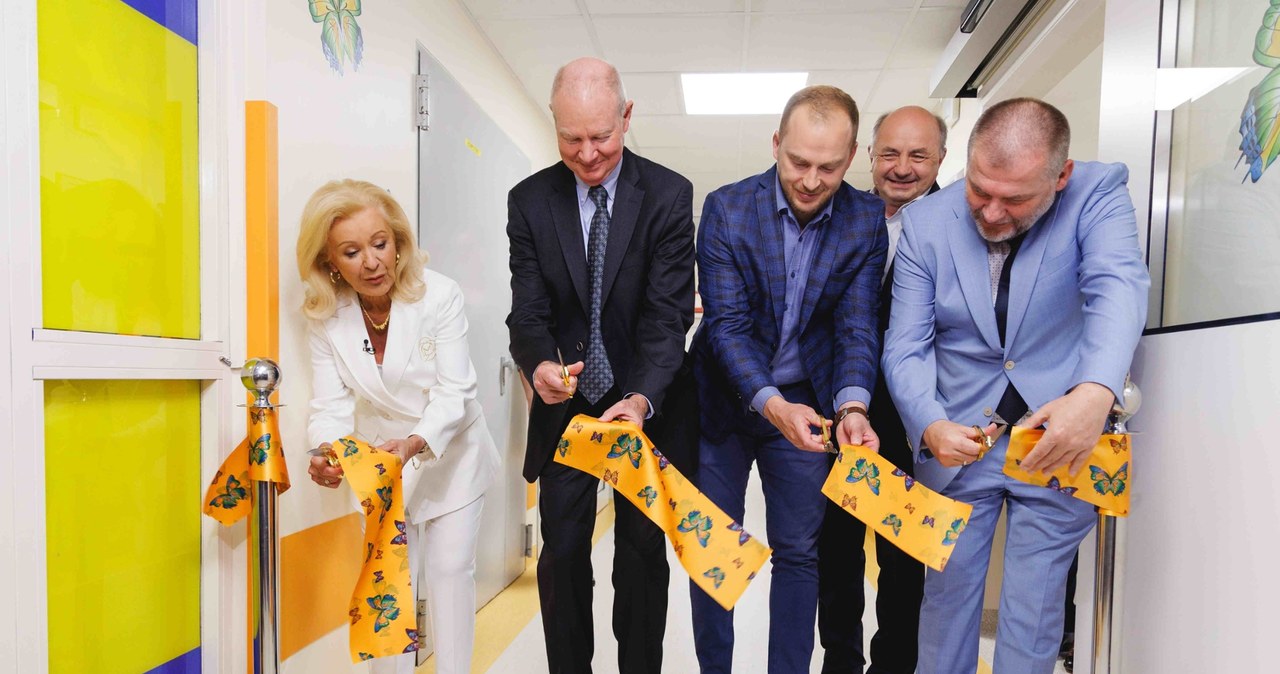 Uroczyste otwarcie wyremontowanego oddziału: Krystyna Aldridge-Holc – Prezes Fundacji Polsat, Profesor Richard Mainwaring - Stanford Medicine Children's Hospital, Dr Grzegorz Zalewski – Oddział Kardiochirurgii Dziecięcej, Dr Piotr Stanek - Kierownik Oddziału Kardiochirurgii Dziecięcej, Dyrektor GCZD Marian Kreis
