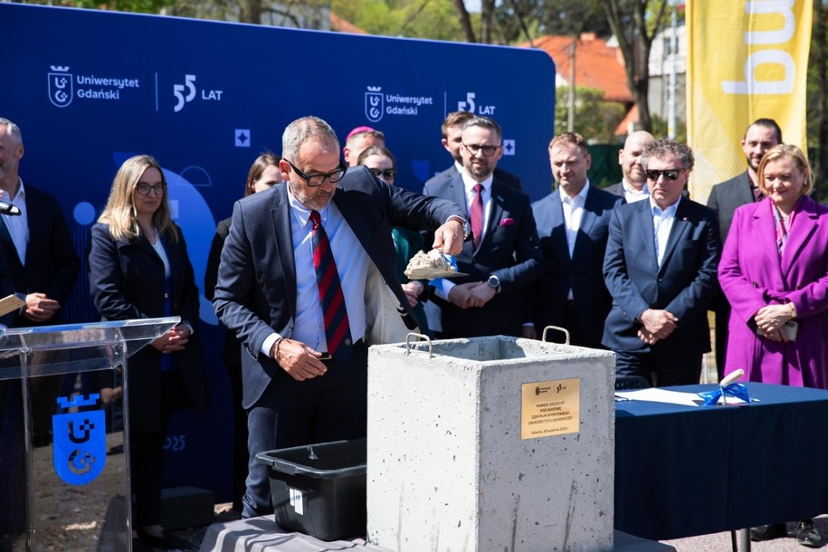 Uroczyste podpisanie i symboliczne wmurowanie Aktu Erekcyjnego nowo powstającego Centrum Sportowego UG /Bartłomiej Jętczak/Centrum Produkcji Filmowej i Dokumentalnej UG /Materiały prasowe