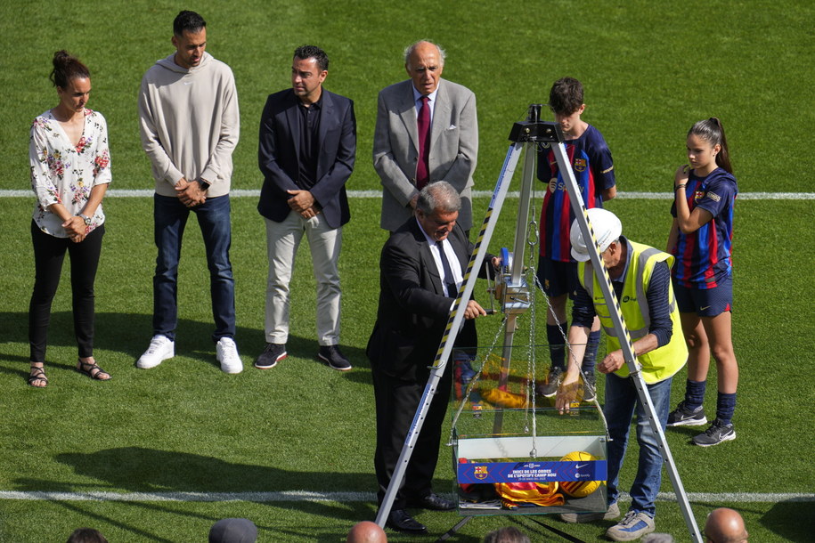 Uroczyste rozpoczęcie przebudowy stadionu Camp Nou /ALEJANDRO GARCIA  /PAP/EPA