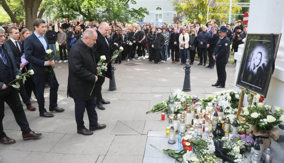 Uroczyste upamiętnienie śmiertelnej ofiary ataku na terenie Kampusu Uniwersyteckiego Uniwersytetu Warszawskiego przy Krakowskim Przedmieściu. / WOJCIECH OLKUSNIK  /East News