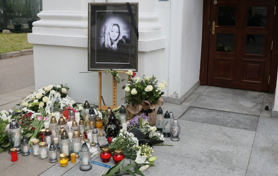 Uroczyste upamiętnienie śmiertelnej ofiary ataku na terenie Kampusu Uniwersyteckiego UW / WOJCIECH OLKUSNIK  /East News