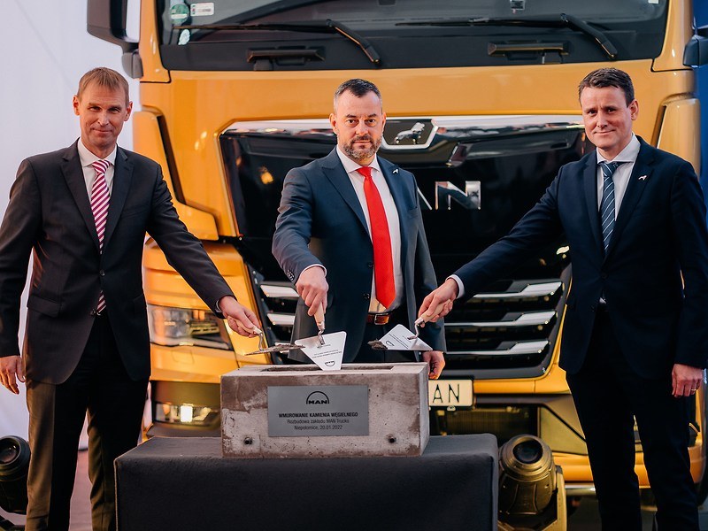 Uroczyste wmurowanie kamienia węgielnego pod rozbudowę zakładu MAN Trucks w Niepołomicach miało miejsce 20 stycznia 2022 roku. Inwestycja pochłonie prawie 130 milionów euro /Informacja prasowa