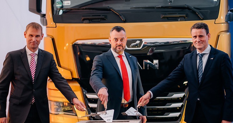 Uroczyste wmurowanie kamienia węgielnego pod rozbudowę zakładu MAN Trucks w Niepołomicach miało miejsce 20 stycznia 2022 roku. Inwestycja pochłonie prawie 130 milionów euro /Informacja prasowa