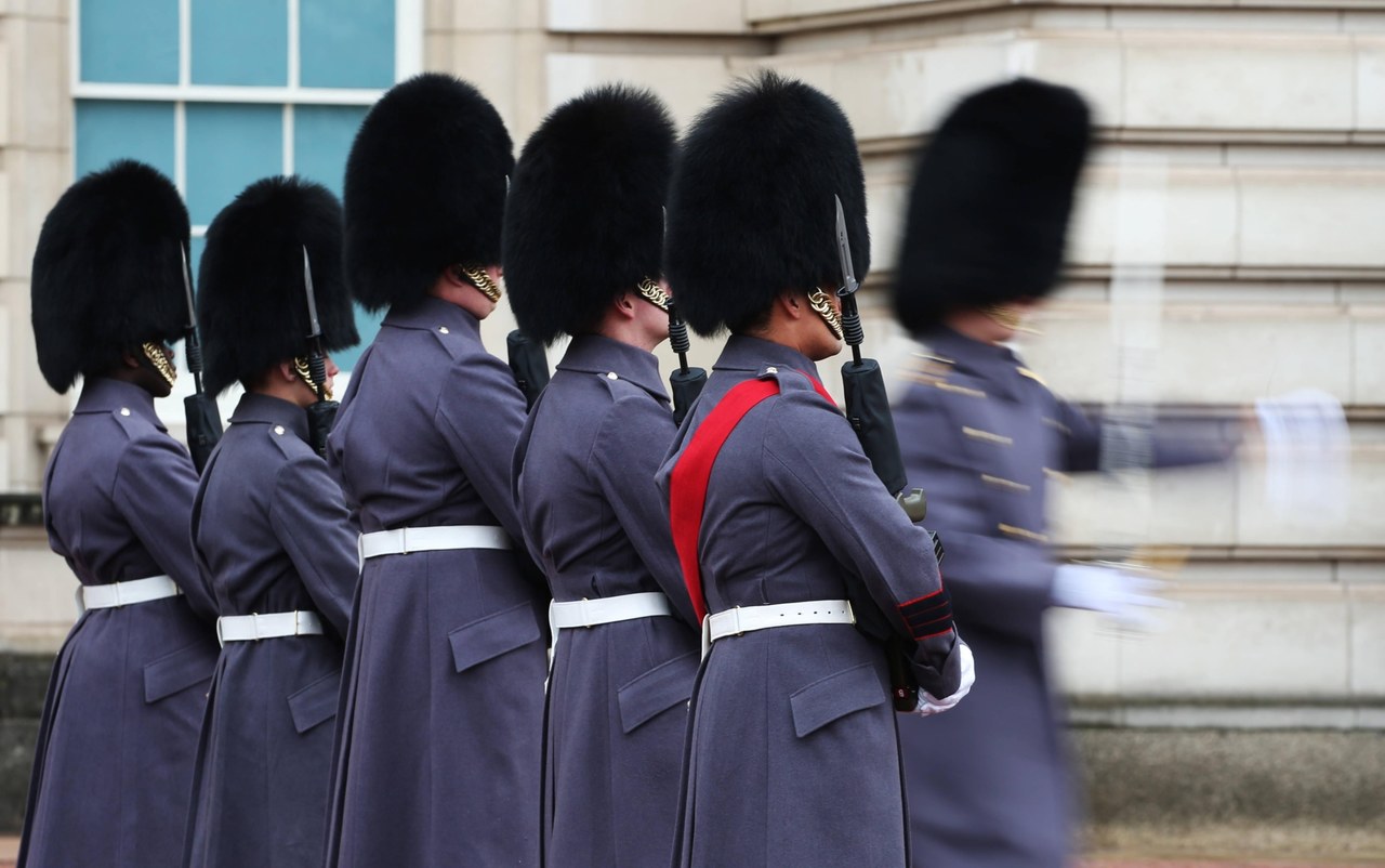 Uroczyste zmiany warty przed pałacami w Londynie zawieszone z powodu koronawirusa