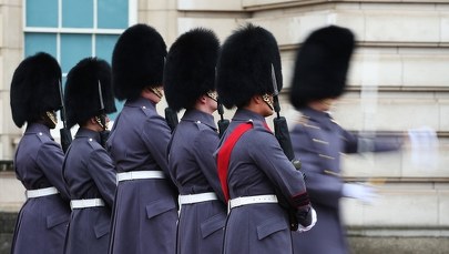 Uroczyste zmiany warty przed pałacami w Londynie zawieszone z powodu koronawirusa