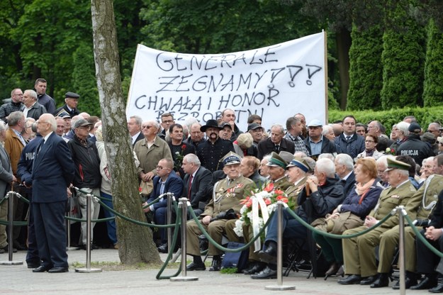 Uroczystość odbywa się zgodnie z ceremoniałem wojskowym /Jacek Turczyk /PAP