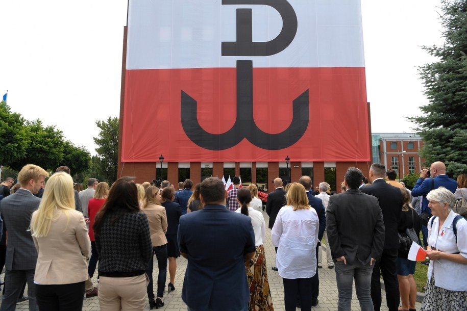 Uroczystość odsłonięcia flagi z symbolem Polski Walczącej, upamiętniającej 75. rocznicę wybuchu Powstania Warszawskiego /Piotr Nowak /PAP