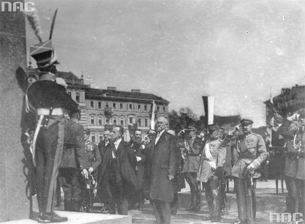 Uroczystość odsłonięcia pomnika księcia Józefa Poniatowskiego w Warszawie. W II rzędzie stoją marszałek Józef Piłsudski i marszałek Ferdynand Foch /Z archiwum Narodowego Archiwum Cyfrowego