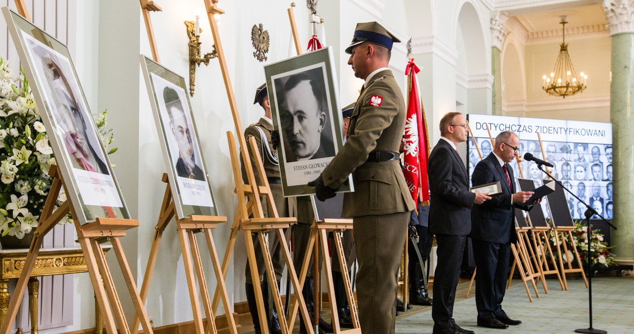 Uroczystość ogłoszenia przez IPN imion i nazwisk żołnierzy powojennego podziemia - ofiar komunistycznej bezpieki, zidentyfikowanych po ekshumacjach na Wojskowych Powązkach /Jakub Kamiński   /PAP