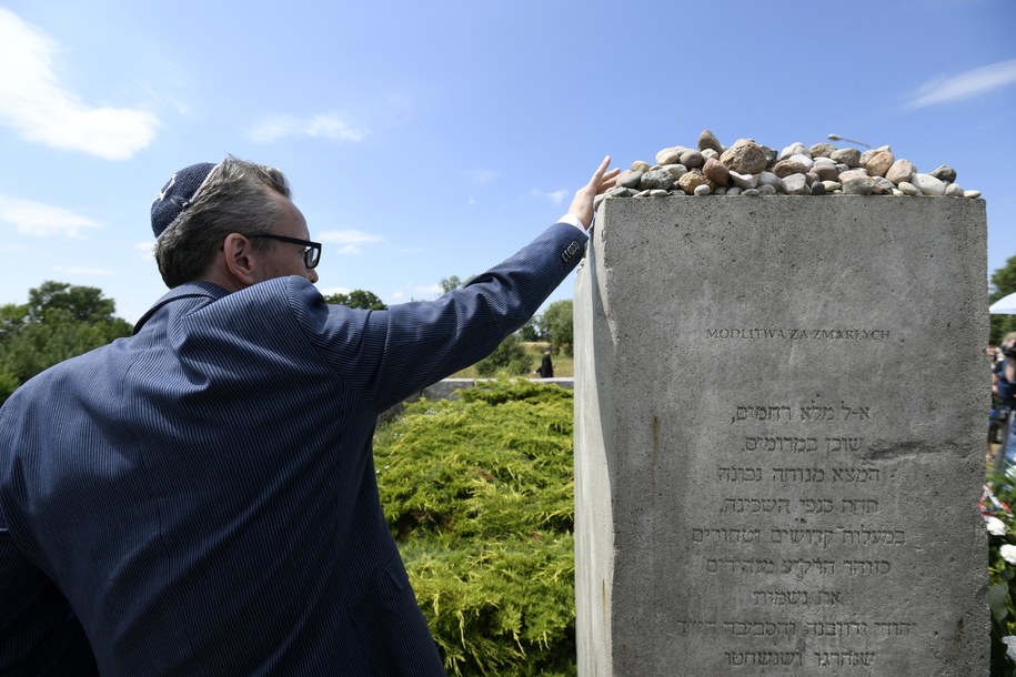 Uroczystość pod pomnikiem pomordowanych mieszkańców miasta w Jedwabnem /Michał Zieliński  /PAP