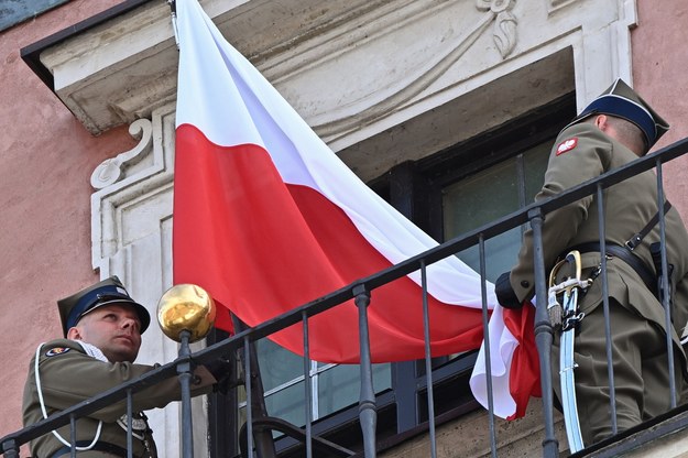 Uroczystość podniesienia flagi państwowej na wieży zegarowej Zamku Królewskiego w Warszawie / 	Radek Pietruszka   /PAP